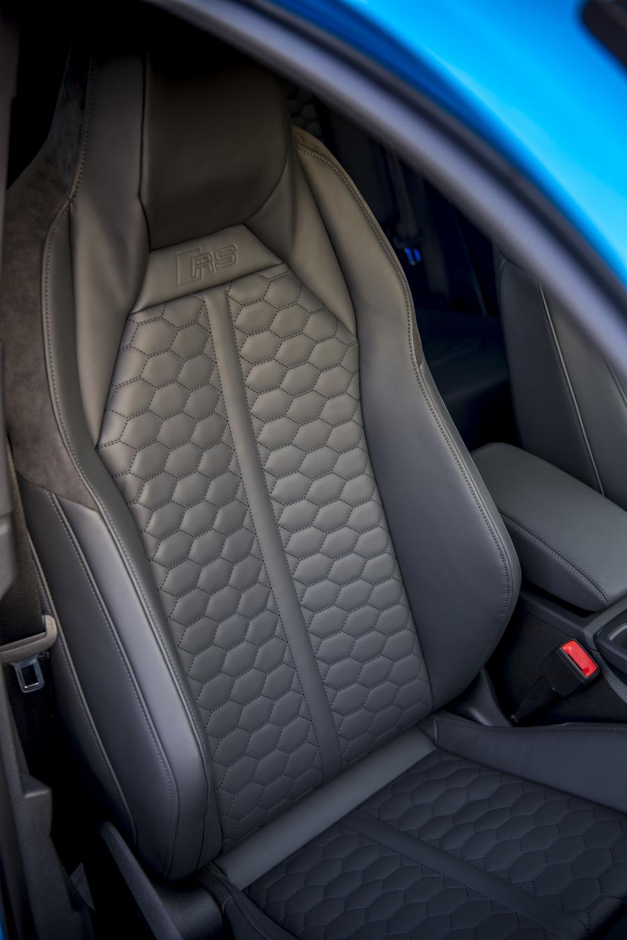 Интерьер Audi RS Q3 Sportback 2019 года  (UK) (фото 4 из 71)